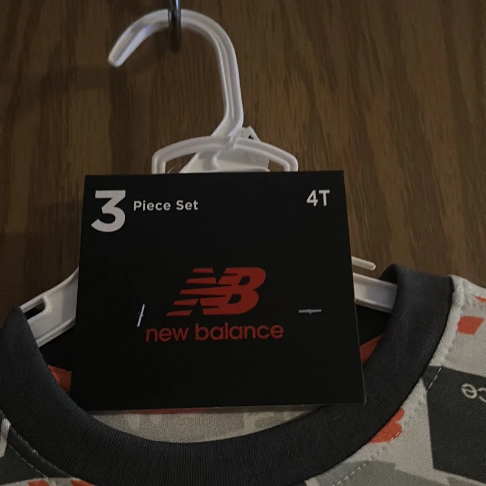 NEW BALANCE 3 PIECE SET: ORANGE/GRAY/WHITE: NWT: SIZE 4T